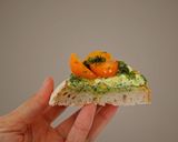 Foto do passo 7 de Tosta de Burrata cremosa com Pesto de Pistácio e Tomate Laranja