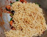 Foto langkah ke 4 dari resep Bekal sekolah: mie goreng bakso udang Nanas.