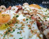 Foto del paso 6 de la receta: Huevos rotos con pota y gambas