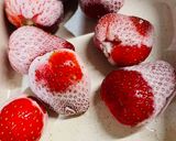 A picture of step 1 of Strawberry shake.
