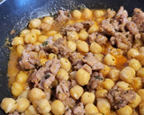 Foto del paso 5 de la receta: Revuelto de garbanzos, con butifarra, huevo y toque de sobrasada y miel