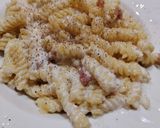 Foto del passaggio 4 della ricetta Fusilli con crema di ricotta guanciale pecorino e pepe nero