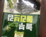 Hình bước làm 4 của món Rong biển cuộn cơm cá hồi
