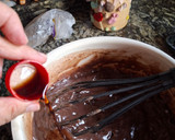 Foto del paso 6 de la receta: Torta rellena de chocolate decorada con chantilly de chocolate
