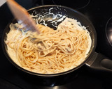 Foto del paso 4 de la receta: Pasta con queso gorgonzola, peras y nueces