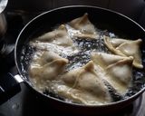 A picture of step 1 of Crispy halwai style khasta samosa chole.