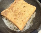 Foto langkah ke 5 dari resep Banana French Toast.