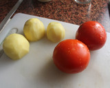 Foto del paso 4 de la receta: Paletilla de cordero al horno con hierbas aromáticas y guarnición de gajos de patata y tomate asados