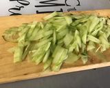 Une image de l'étape 4 de Salade de coeurs d'artichauts aux tomates, concombre et fleurs de thym.