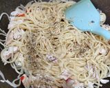 Foto langkah ke 4 dari resep Spaghetti Aglio Olio with Tuna Asap.