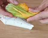 Foto del passaggio 11 della ricetta Fiori di zucca ripieni alla feta, melanzane e menta