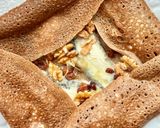 Une image de l'étape 3 de 💚 Galette de sarrasin au fromage de chèvre, noix, raisins secs et miel.