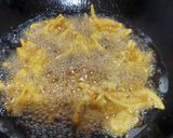 A picture of step 2 of Onion pakora.