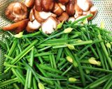 Hình bước làm 2 của món Bông Hẹ Xào Nấm Đông Cô