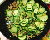 Hình bước làm 1 của món Bí ngòi xào thịt băm