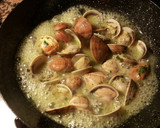 Foto del paso 9 de la receta: Almejas en salsa de ajos, perejil con un toques de salsa thai