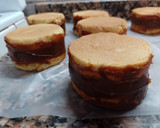 Foto del paso 5 de la receta: Alfajores de dulce de leche bañados con chocolate🍫
