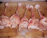Foto del paso 1 de la receta: Muslo de pollo semideshuesado rebozado