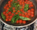 Foto del passaggio 3 della ricetta Spaghetti Quadrati con Crema di Pomodori Ciliegino e Aglio Nero con Capperi e Olive Taggiasche