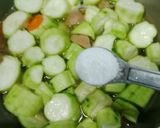 Foto langkah ke 4 dari resep Sop Bening Oyong Wortel Bakso.