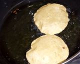 मैदे और आटे की पूरी(maida aur aate ki poori recipe in hindi) रेसिपी चरण 2 फोटो