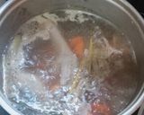 Foto langkah ke 2 dari resep Sop Ceker Bakso Gurih.