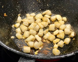 Foto del paso 2 de la receta: Patatas guisadas con mejillones y calamares 🦑 en olla de cocción lenta