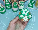 A picture of step 8 of Ready-made cupcakes with Fondant topper independence day theme.