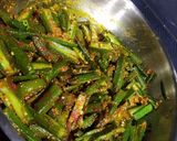 A picture of step 5 of Bhindi capsicum sabji.