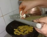 केळीचे वेफर्स (kediche waffers recipe in marathi) रेसिपी स्टेप 3 फोटो 