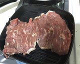 Foto del paso 2 de la receta: Arrachera. marinada en cerveza hecha en sartén