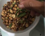 Foto langkah ke 3 dari resep Kacang daun jeruk sangrai tanpa minyak.