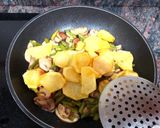 Foto del paso 3 de la receta: Revuelto de champiñones y espárragos con patata