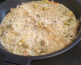 Foto del paso 3 de la receta: Quiche sin masa cremosa con salmón ahumado y verduras hecha en una sartén