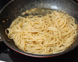 Foto del paso 3 de la receta: Espaguetis con mejillones al ajillo