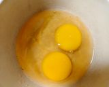 Foto langkah ke 2 dari resep Telur Dadar Bumbu Iris.