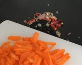 Foto langkah ke 3 dari resep Tumis bayam wortel.