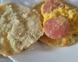 Foto del paso 5 de la receta: Arepa🍳rellena🥯de huevos🥚 cremosos🥛y salchichas🍳🥓🥯