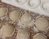 Foto del paso 5 de la receta: Sorrentinos rellenos de zapallo con cebolla y "falsa salsa blanc