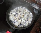 Foto del paso 1 de la receta: Merluza en salsa verde con coquinas y papas cocidas