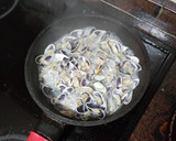 Foto del paso 1 de la receta: Merluza en salsa verde con coquinas y papas cocidas