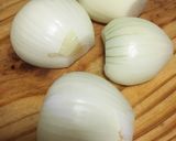 Foto del paso 1 de la receta: Tarta de zapallitos y cebolla con queso cremoso
