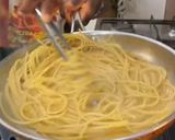 Foto del passaggio 12 della ricetta Spaghetti alle vongole