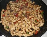 Foto del paso 4 de la receta: Fajitas de pechuga de pollo salteadas con ají y cebolla