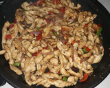 Foto del paso 4 de la receta: Fajitas de pechuga de pollo salteadas con ají y cebolla