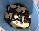Foto langkah ke 4 dari resep Good Time Cookies - cookies cokelat dengan choco chip dan almond.