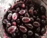 A picture of step 1 of Black Grapes Jam.