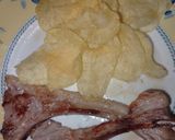 Foto del paso 2 de la receta: Chuletas de cordero con patatas de bolsa