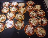 صورة لخطوة 3 من وصفة ميني 🍕 بيتزا