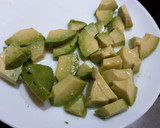 Foto del paso 3 de la receta: Huevos rotos con salmón ahumado y aguacate